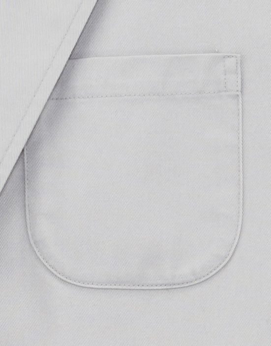 左胸にペンやメモが入れられるポケット付き