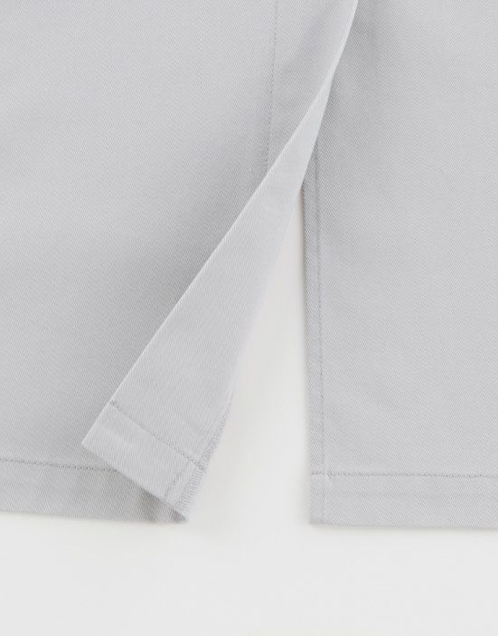 裾のセンターベンツがスムーズな動きをサポート