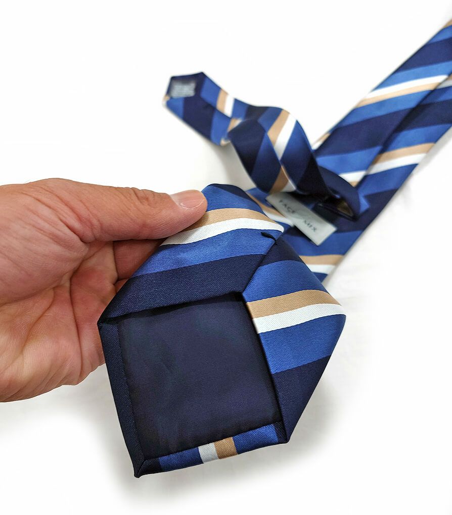 裏面は縫製をほどいてからロゴ刺繍を名入れしてから再び縫製したので刺繍跡が裏面に出ていません