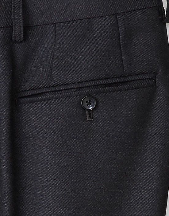 後ろ左側のポケットは小物の収納に便利なボタン付き