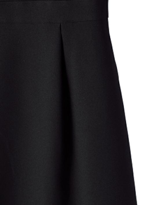 フロントタックで美しいシルエットを形成