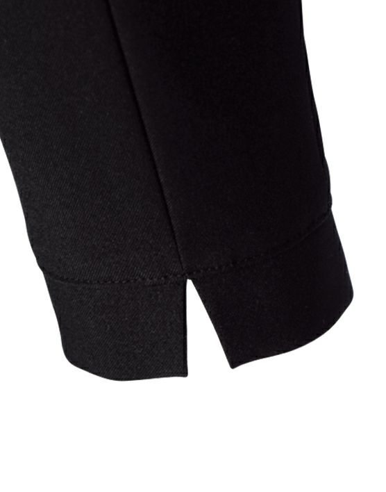 袖口はスリット入りで動きやすさをキープ