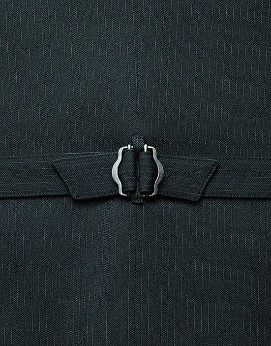 背ベルトでシルエットを自由に調節可能です