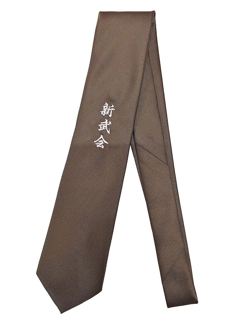 神奈川県相模原市で活動されている空手道場・新武会様のネーム刺繍入りオリジナルネクタイの完成写真をご紹介します。<br>中央部分に入れた文字が目立っていてGOOD！