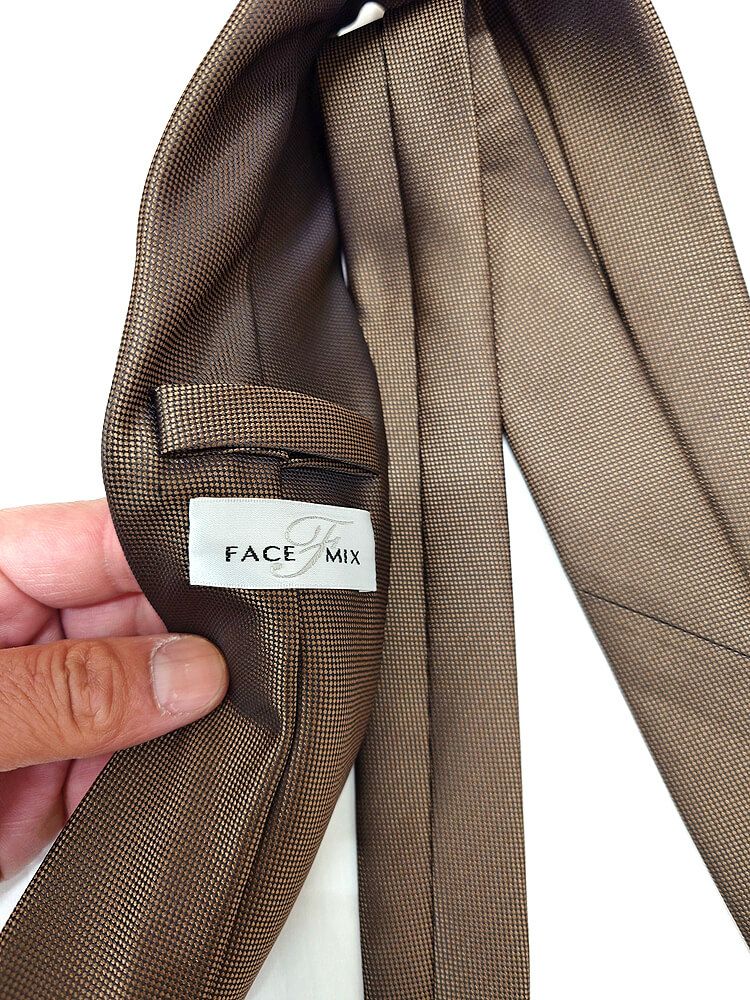 １度ネクタイ裏面の刺繍をほどいてから刺繍を入れて、その後に縫製し直したので、裏面に刺繍の跡が出ていません。<br>（別途有料と日数が余分に掛かりますが、このような仕上がりにする事も可能です。）