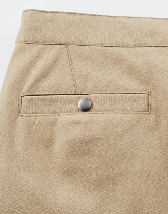 後ろのポケットは小物の収納に便利なボタン付き