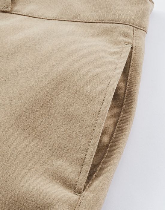 目立たないスッキリとしたシームポケット付き