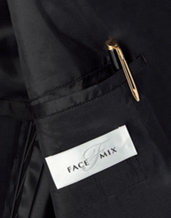 ペンなどを挿せる内ポケットが左右に付いています