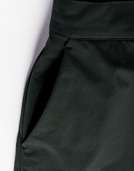 右脇には物の出し入れがしやすく使いやすい斜めポケット付き