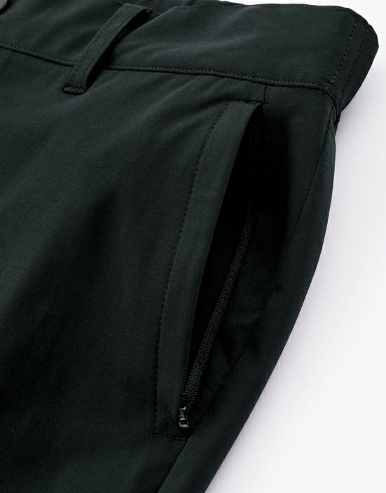 左脇のポケットは物が落ちづらいファスナー仕様