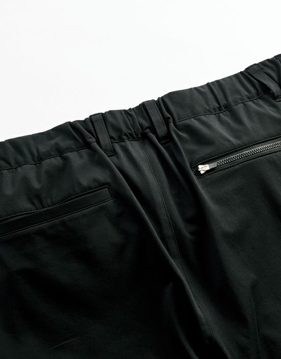 ウエストの後ろ側はゴム仕様で動きやすく快適