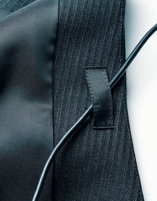 コードがからみにくい内側のインカムループ