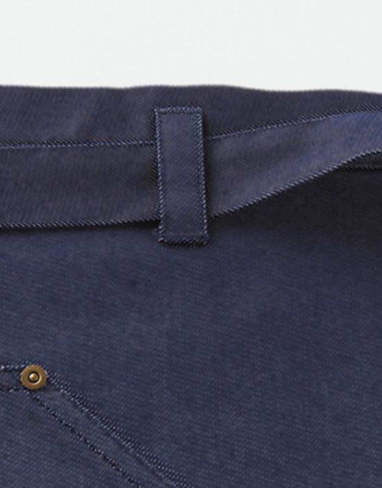 紐のズレを防ぐ共地のベルトループ付き