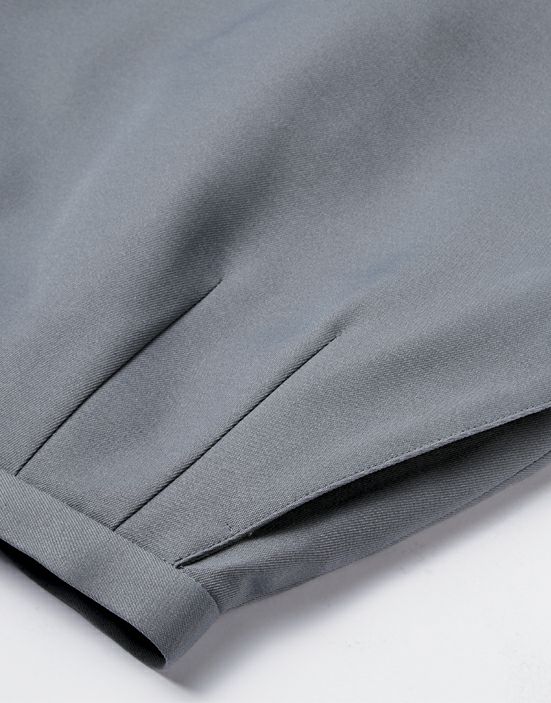 小物の出し入れがしやすい広めの斜めポケット