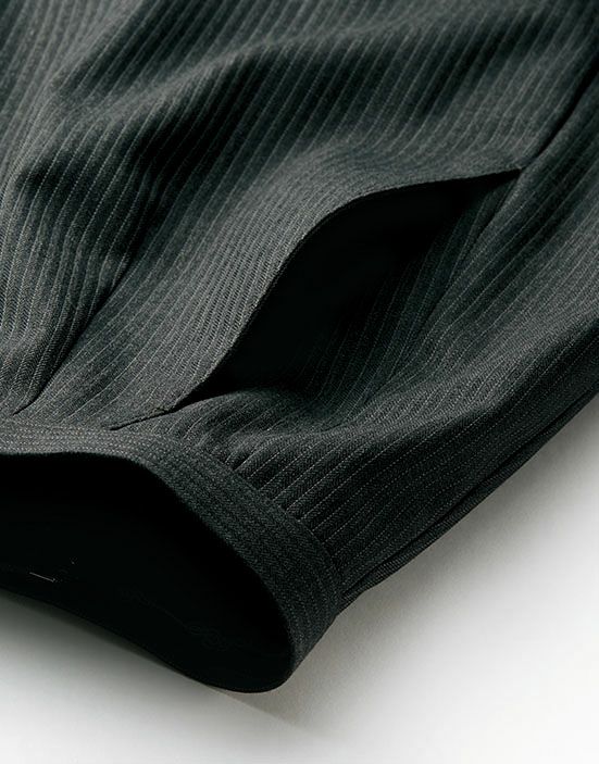 サイドには小物を収納するのに便利なポケット付き