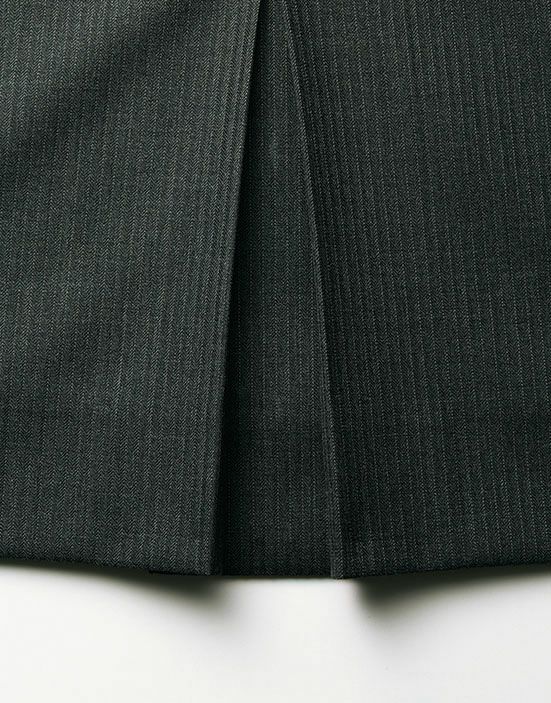 後ろ中心のボックスプリーツで動きやすく快適