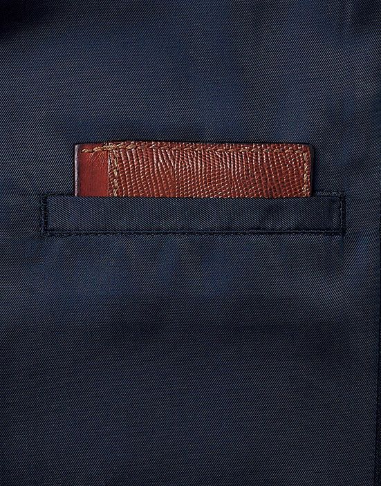 左裾内側に名刺などが入るチケットポケット付き