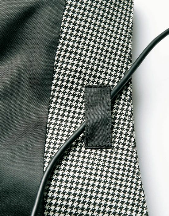 コードがからみにくい内側のインカムループ