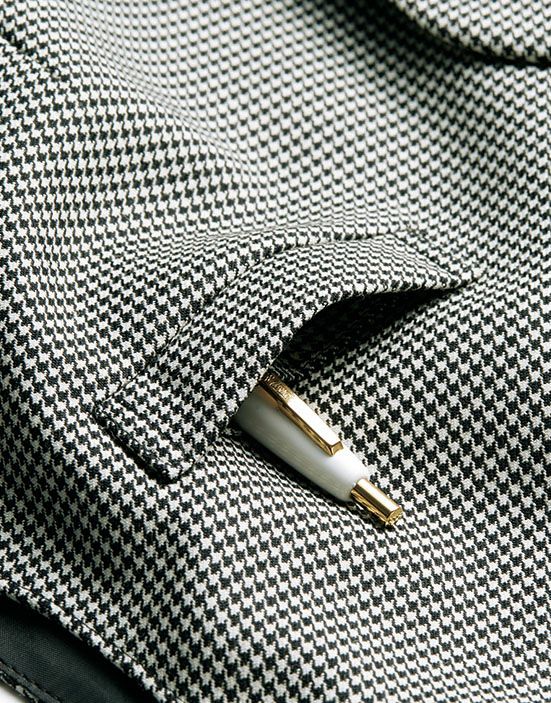 左胸ポケットには挿しやすく落ちにくいペン挿しループ付き