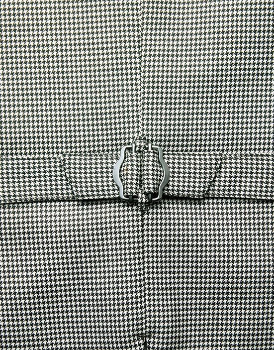 背ベルトでシルエットを自由に調節可能です