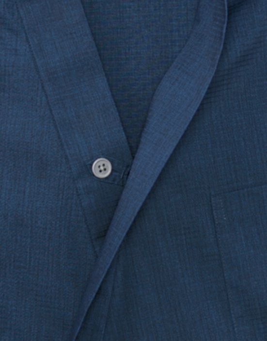 胸元にボタン付き