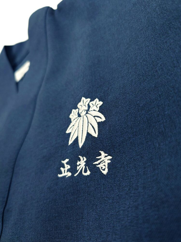 ロゴ刺繍部分の拡大アップ写真も撮影。<br>刺繍は割高ですが高級感たっぷり！