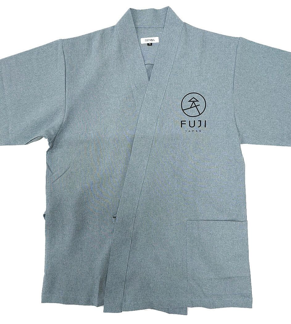 東京都台東区にある宿泊施設・風侍FUJI JAPAN様のロゴ入りオリジナル作務衣の完成写真をご覧くださいませ。<br>左胸のオリジナルマークが素敵です！
