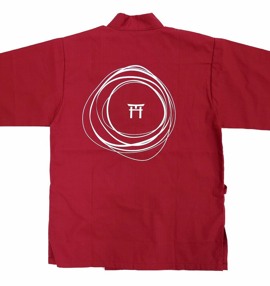 東京都江東区にある神社・潮見龍宮社様のロゴ入りオリジナル作務衣の完成写真をご紹介します。<br>背中に大きくロゴ入りなのでインパクト大でかっこいい！