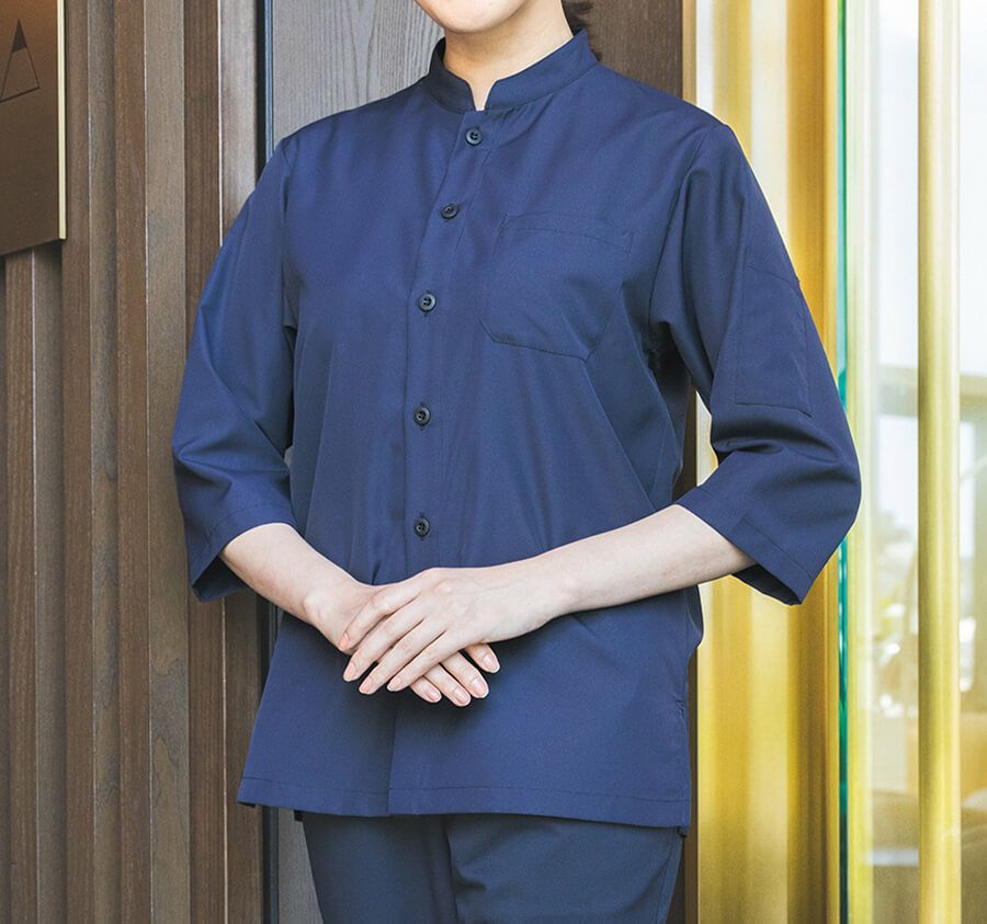 ネイビーのショップコート着用写真