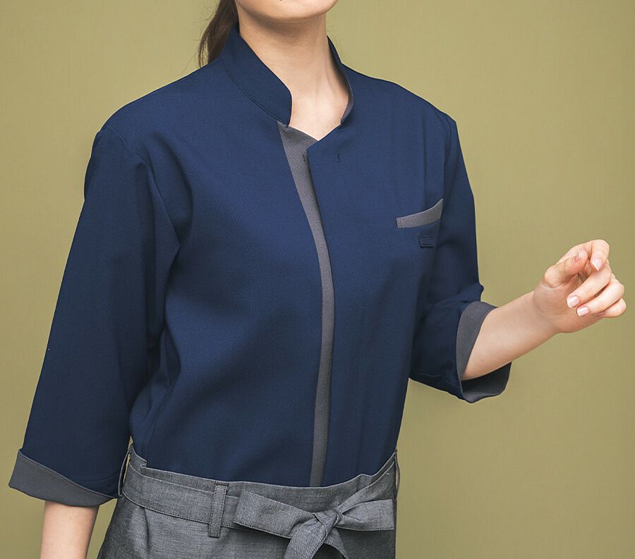 紺色ショップコート着用写真