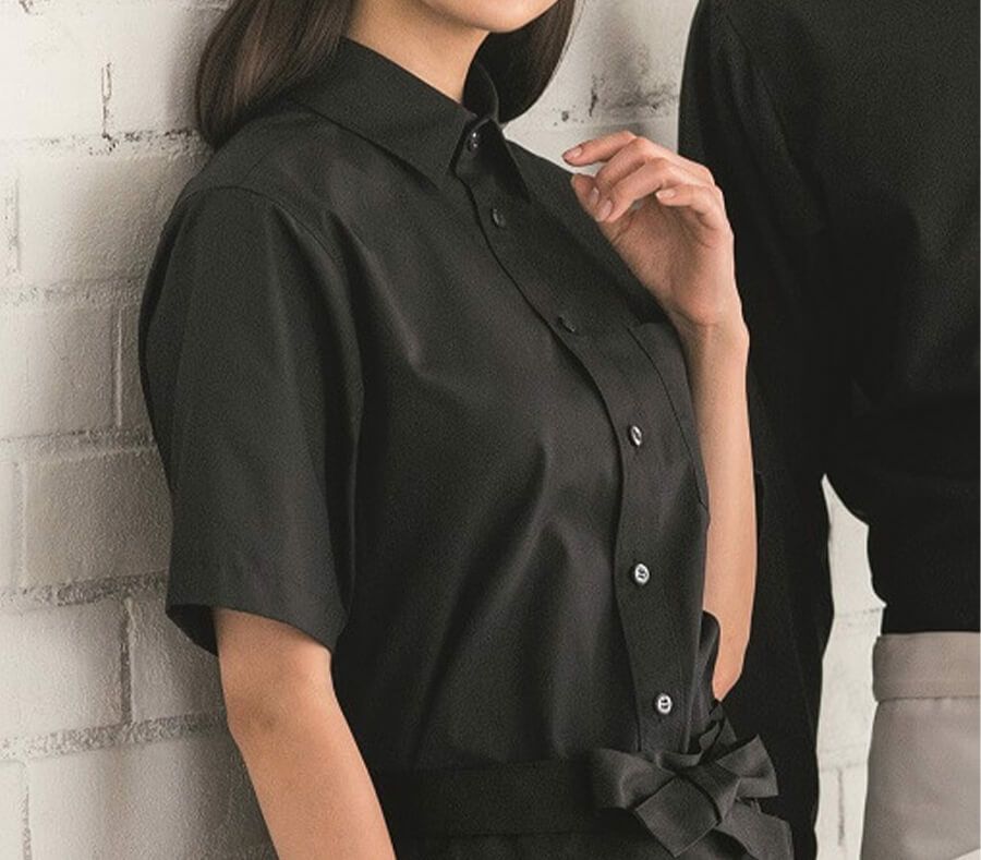 半袖：黒ワイシャツ着用写真