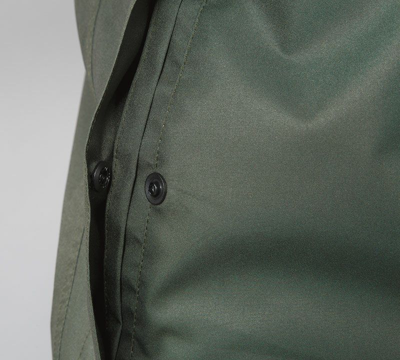 左右脇ポケット内 水返し付（ボタン仕様）