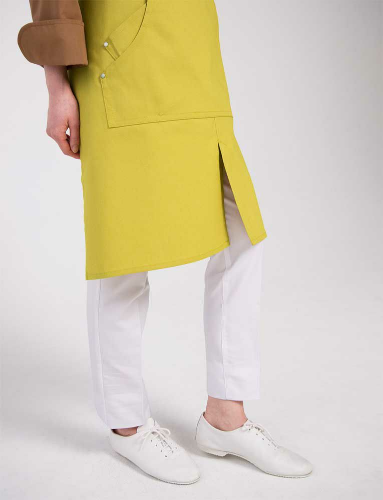 裾にスリット入り