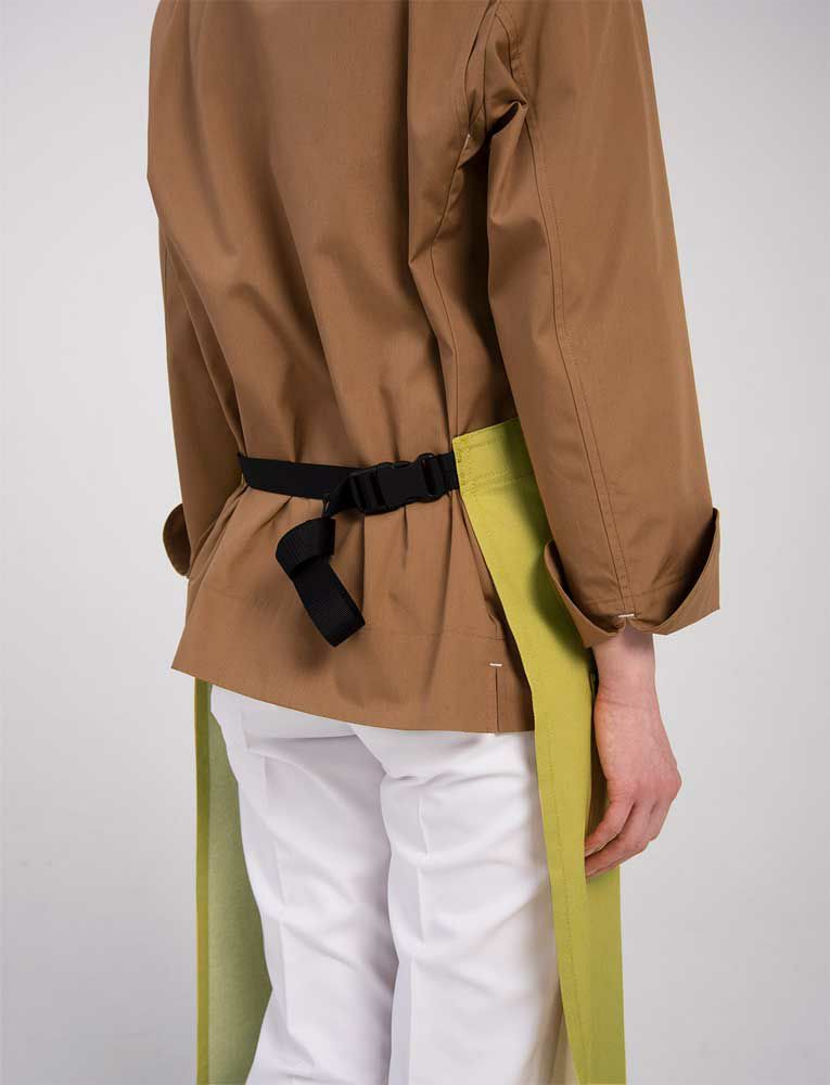 バックルで簡単に着用