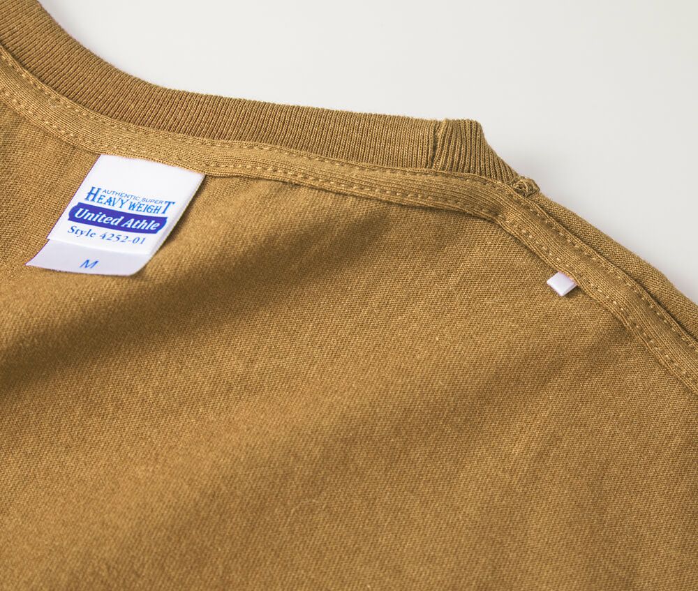 縫い代が肌に当たらず、首の伸び止め効果も担う襟伏せテープ