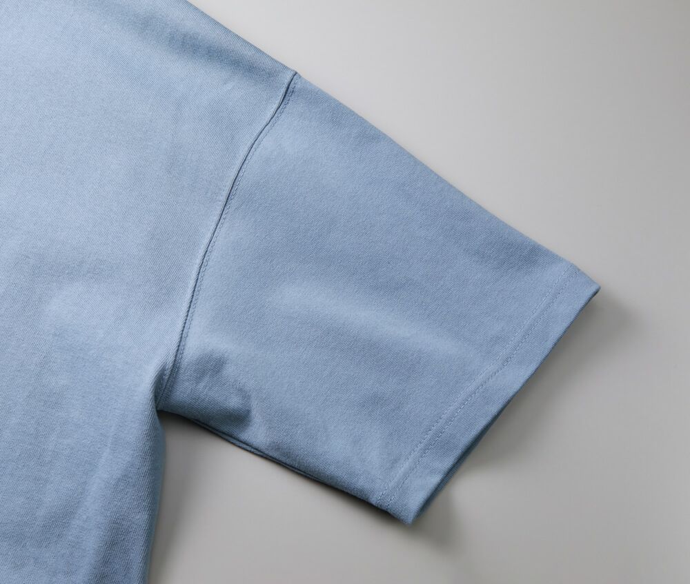 袖口は粗めで太番手の2本針始末