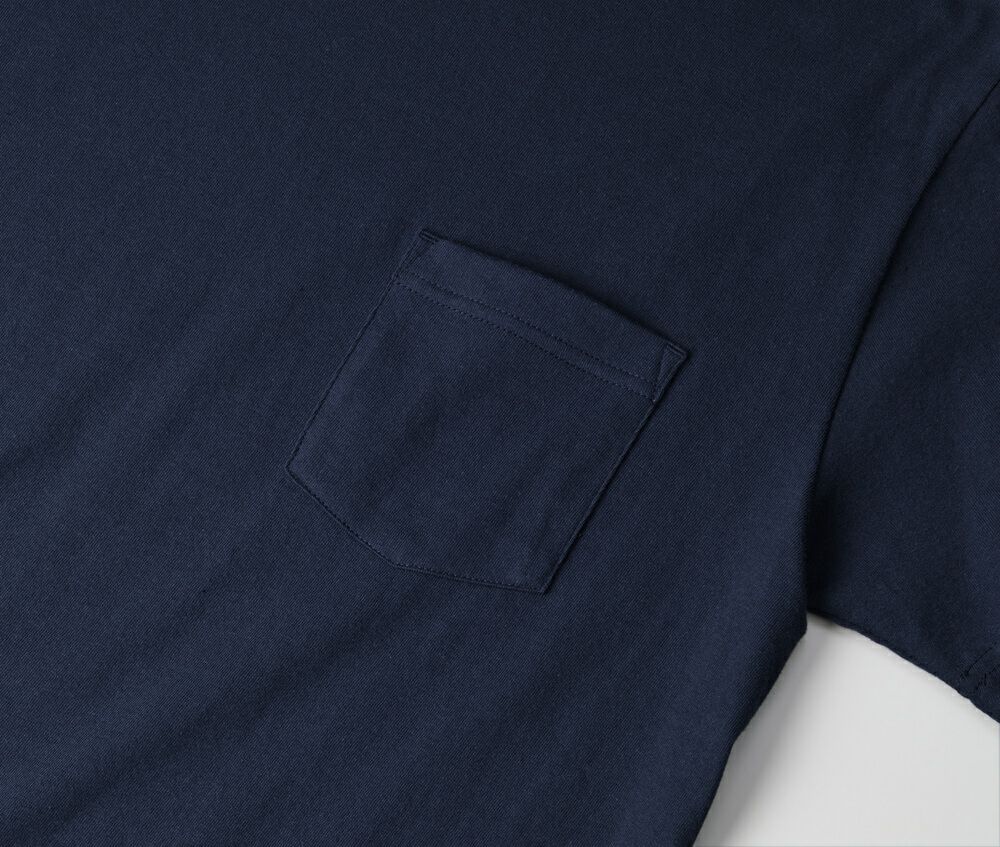 左胸には便利なポケット付き