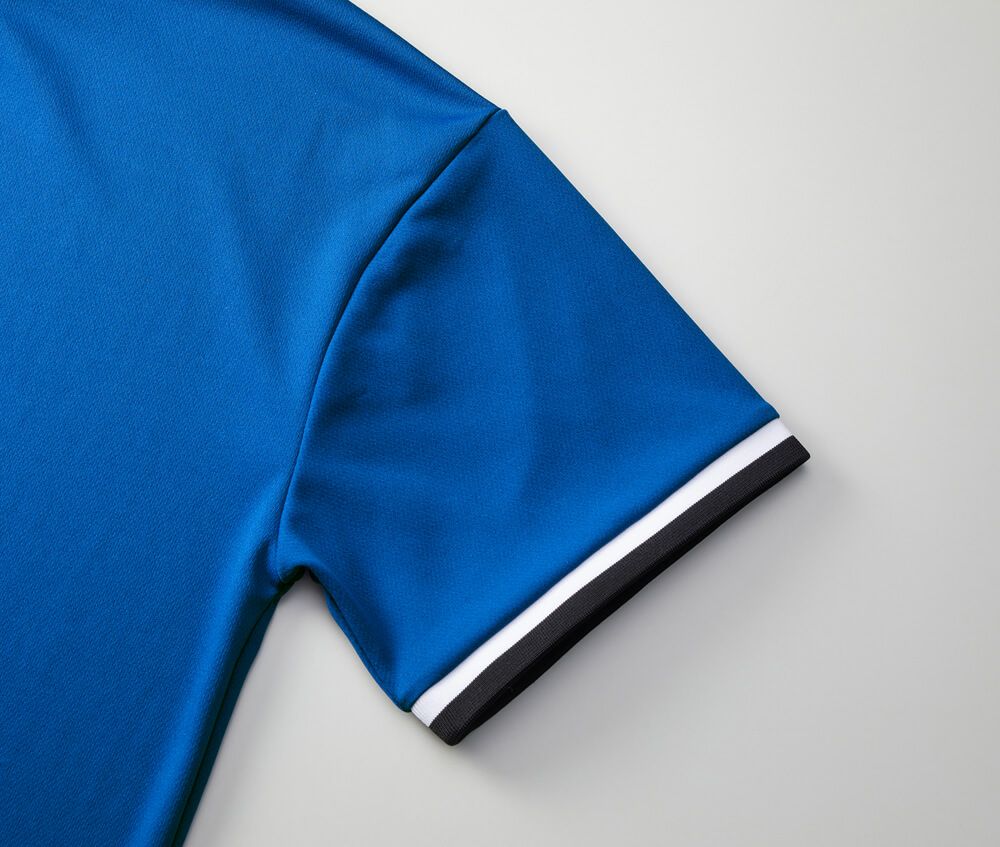 袖口はバイカラーのリブ仕様