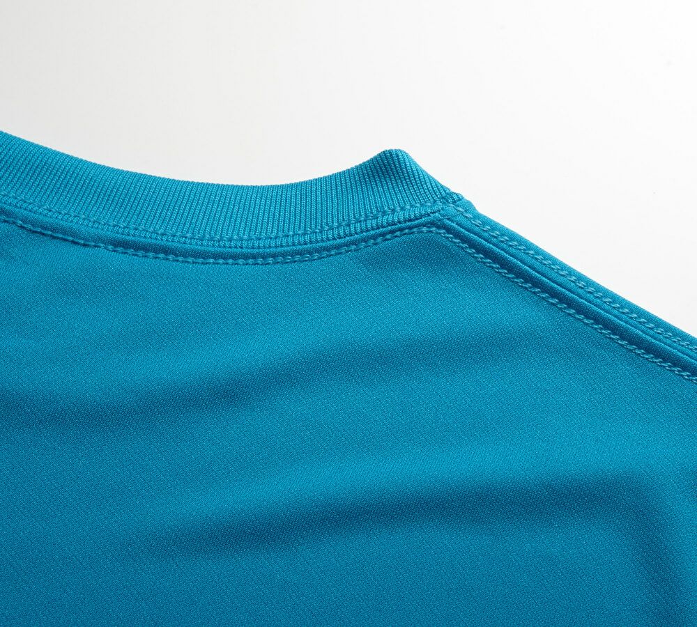 裏側の肩端から肩端にかけて襟伏せテープを取りつけ、縫い代が肌にあたりません