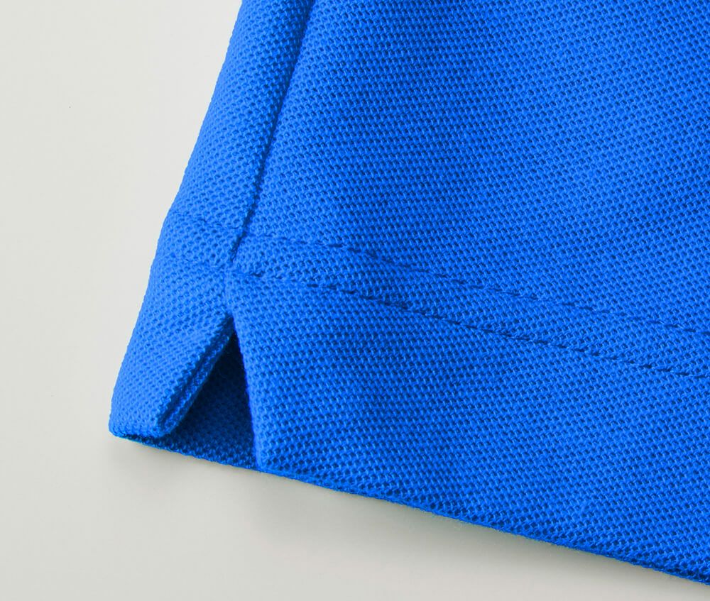 左右の裾脇にはスリット入り