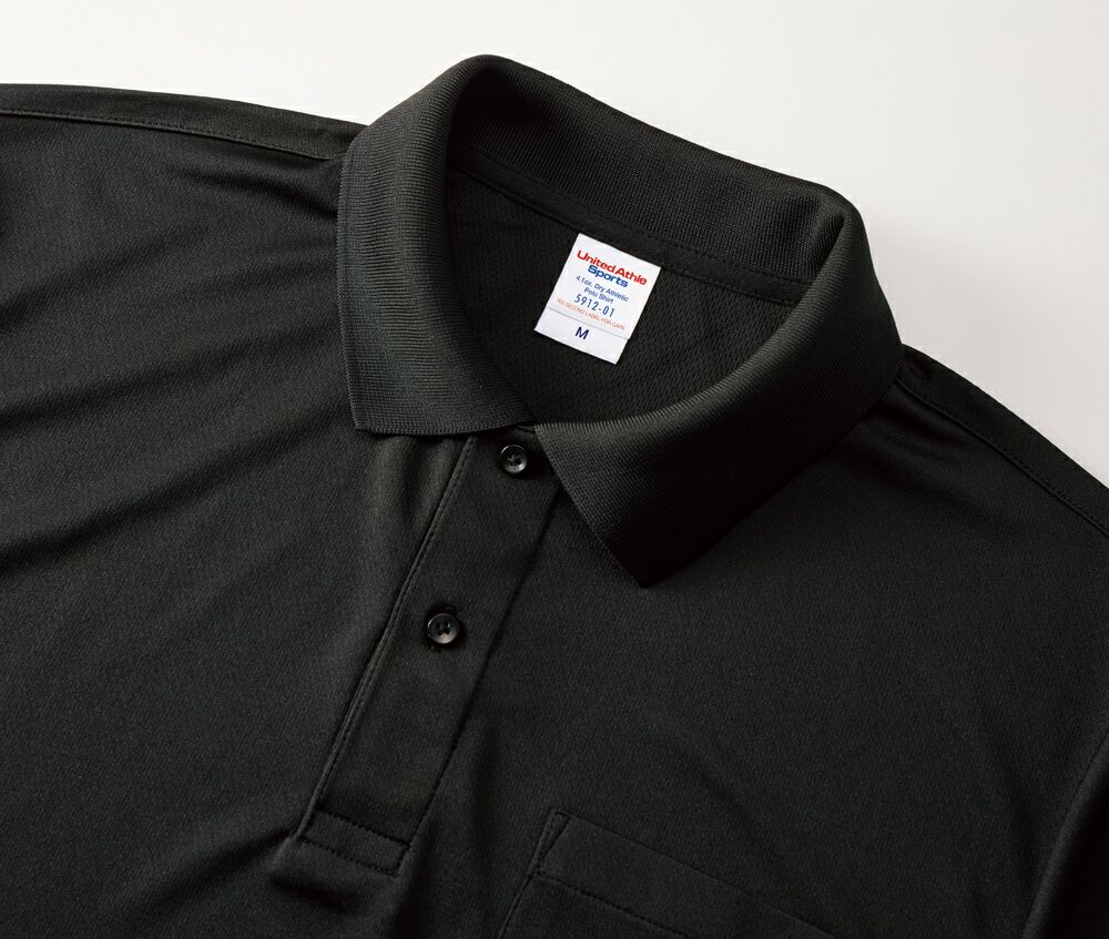 襟はしっかりとしたリブ仕様、002.ブラックには黒色のボタンを使用