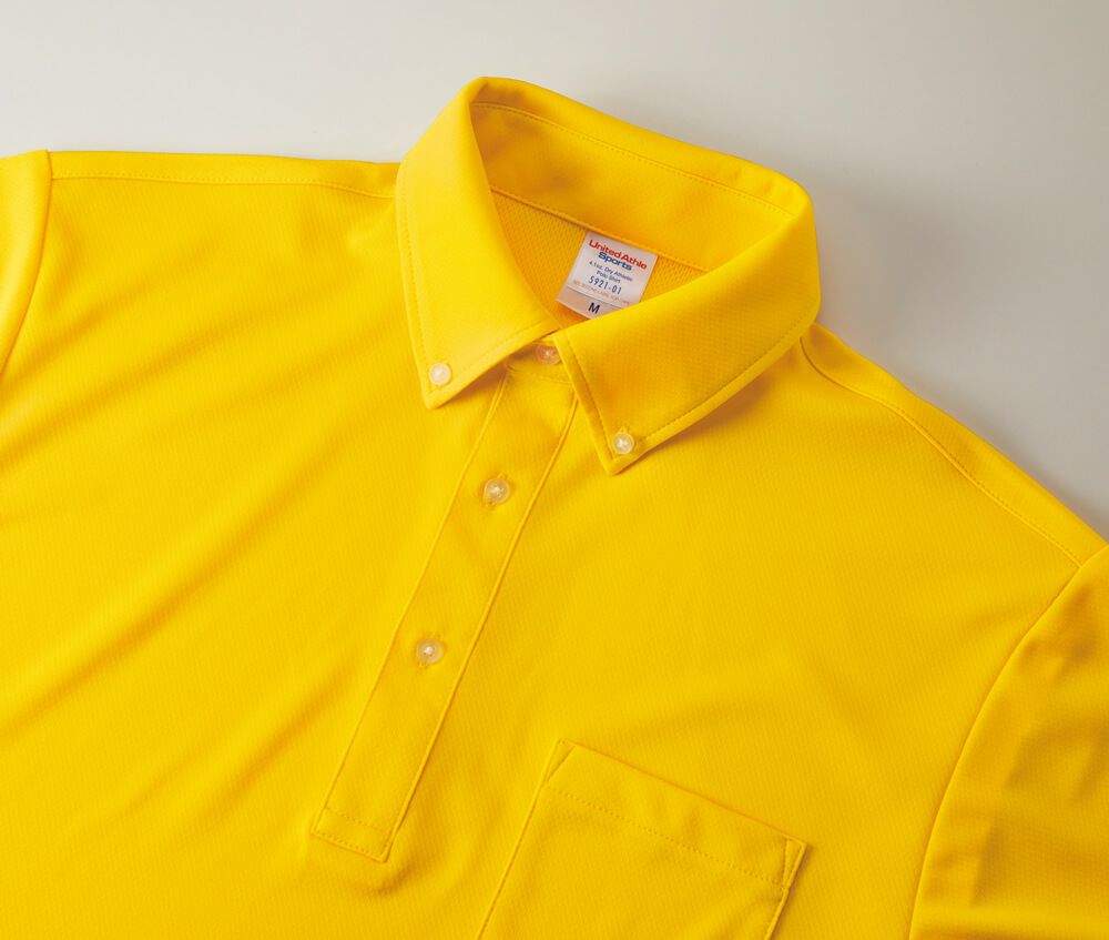 襟は共生地の台襟仕様で立体的な首もとを実現