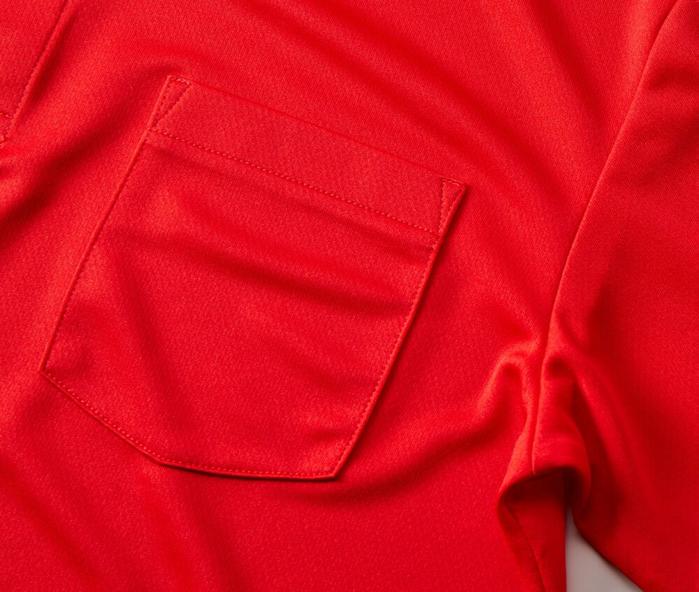 左胸には便利なポケット付き