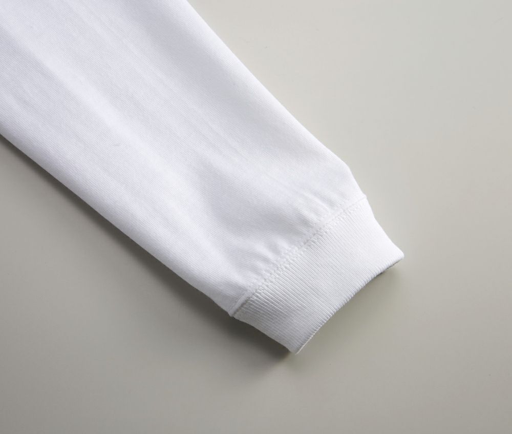 袖口は1.6インチ幅のリブ仕様、シームラインはまたぎ2本針始末