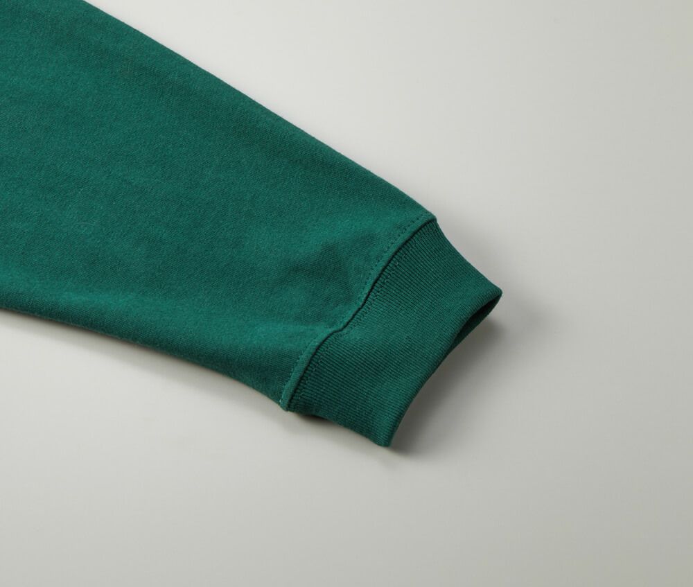 袖口は1.6インチ幅のリブ仕様、シームラインはまたぎ2本針始末