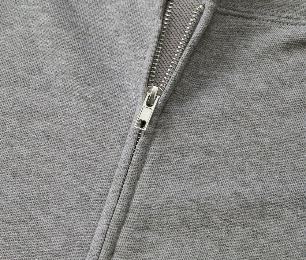 フロントファスナーはプリント面を考慮したムシ隠し仕様