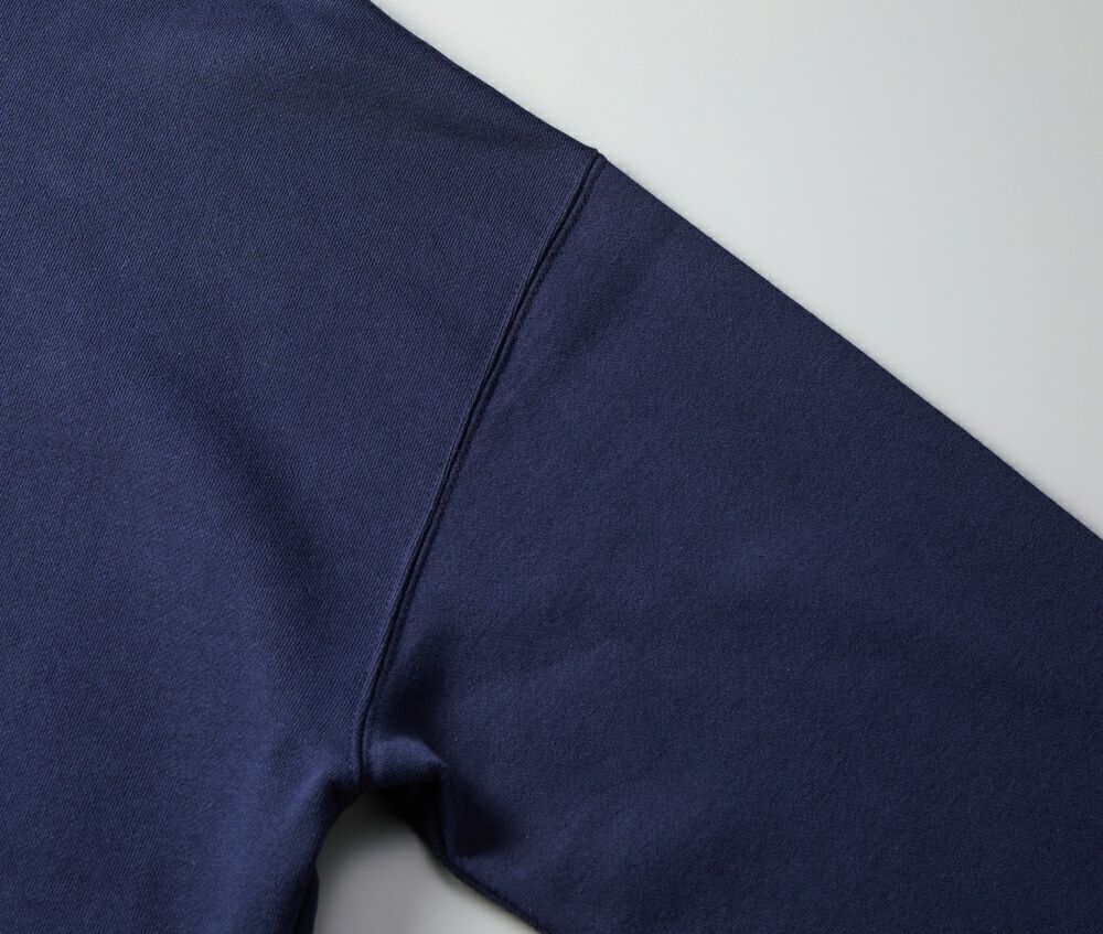 アームホールは堅牢なまたぎ2本針始末