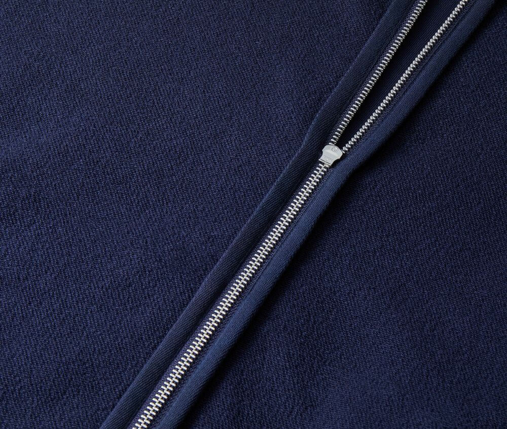 ファスナーテープの裏側はパイピング始末することできれいな仕上がり