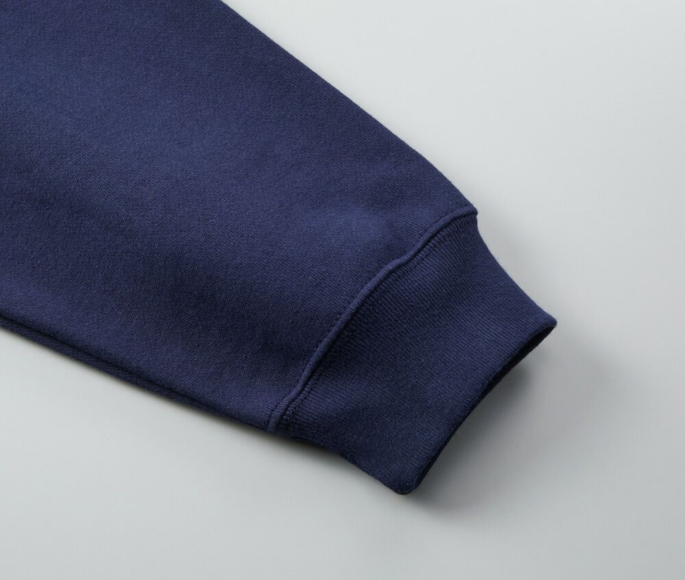 袖口はリブ仕様、シームラインは堅牢なまたぎ2本針始末