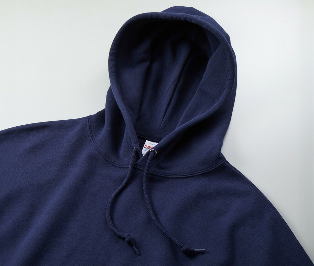 存在感のある大きめの二重フードが特徴、フードひもは身頃同色、先端はチップ加工あり